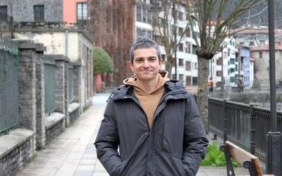 Urtzi Azkue: "Abesti guztiak 'groove' erakoak dira, dantzagarriak eta alaiak"