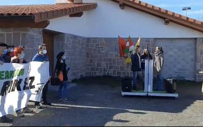 Ehunka lagun bildu dira Lizarietan mugako pasabideen itxiera salatzeko