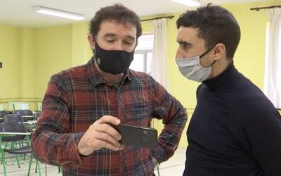 Euskal kantak moldatuz Euskal Herriaren historiari buruzkoak barneratu