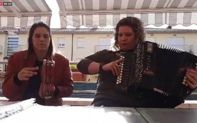 Alaitz Roteta eta Ainara Saizar trikitilariek dantzarako piezak joko dituzte igandean