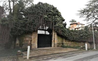 Iruñeko Udalak ikertuko du zergatik dagoen udaletxeko 1752ko ate barroko bat Villa Adrianan