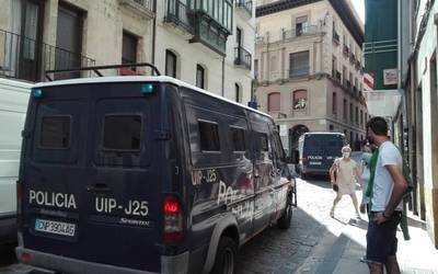 Poliziaren jarduna sare sozialetara igotzea debekatuta dagoela ebatzi du Iruñeko epaile batek