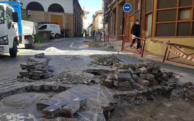 Hasi dituzte alde zaharreko bideak konpontzeko lanak