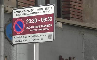 Eskuragai daude jada eskarabilla kalean autoak aparkatuko dituzten egoiliarren txartelak