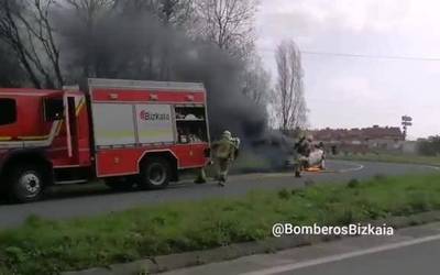 [BIDEOA] Auto batek su hartu du Iurretatik Durangoko saihesbidera doan bidean