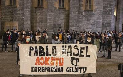 "Adierazpen askatasuna" aldarrikatu dute Pablo Haselen atxiloketa salatzeko elkarretaratzean