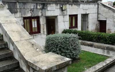 Bizkaia Zubia plazako komun publikoak "funtzionaltasun goreneko diseinuagaz" birgaitzeko lanak hasi dira