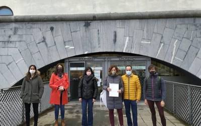 Hezkuntza legeak lanbide-heziketako irakasleei eragin dien ziurgabetasunaz ohartarazi dute sindikatuek