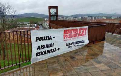 Poliziaren jazarpen "itogarria" salatu dute Mendillorriko gazteek
