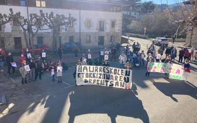 [ARGAZKI GALERIA]: Haurreskolak partzuergoko langileek elkarretaratzeak egin dituzte Abadiñon, Iurretan eta Zaldibarren