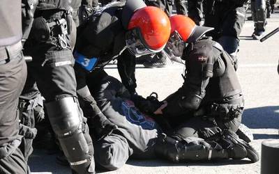 Ertzaintzak berriz kargatu egin du arratsaldean Tubacexeko langileen aurka eta pertsona bat atxilotu du