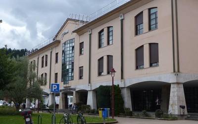 Gaur abiatuko da 100 urtetik gorakoen txertaketa