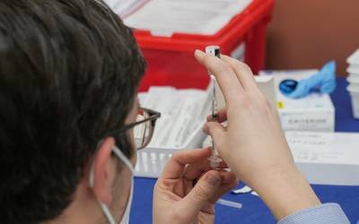 Egubakoitzetik aurrera txertatuko dituzte adinekoen eguneko zentroetako erabiltzaileak