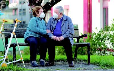 Txertoaren laguntzaz, egoitzetako adinekoak ari dira kanpora irteten
