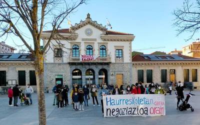 0-3 urte arteko hezkuntza zerbitzua doakoa izatea eta Hezkuntza Sailean integratzea eskatu du Haurreskolen Patzuergoak