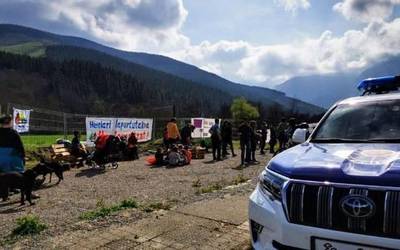 'Maisu-maistren plaza' sortu dute Atxondon, AHTaren kontrako ekimen sinboliko batean