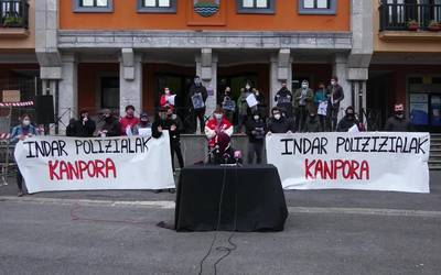 Anoetako Gazte Asanbladako kideek agerraldia egin dute Indar polizialak kanpora! lelopean