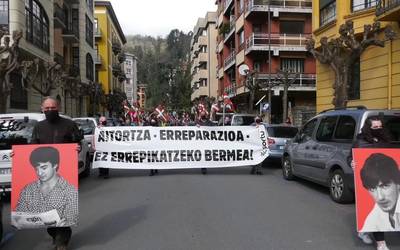 Lasa eta Zabala tolosarrei buruz argitaratu diren adierazpenen harira Sortuk mobilizazioa burutu du