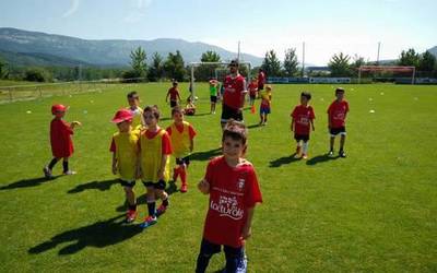 Osasuna Fundazioak Aste Santurako Futbol Campusak antolatu ditu, horietako bat Lakuntzan