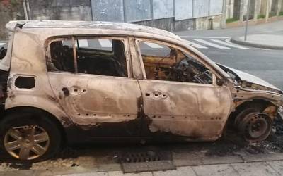 Bi edukiontzi eta auto bat erre dira Obenerrekan