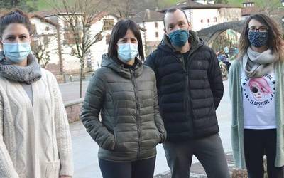 «Bertze herrietan bezala plaza eta frontoia irekitzea nahi dugu»