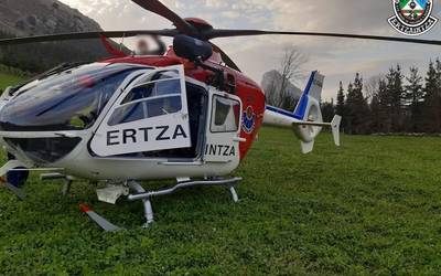 Abadiñoko Mendiola auzoan bihotz birikak geratu zaizkion txirrindulari bat erreskatatu du Ertzaintzak