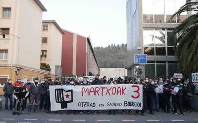 Martxoaren 3ko Gasteizko sarraskian hildako langileak omendu dituzte Tubacexeko piketean