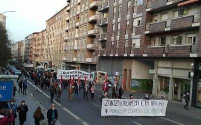 Milaka lagunek justizia eta Martxoaren 3ko memoria aldarrikatu dute Gasteizen