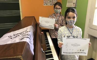 Zilarrezko domina banarekin itzuli dira Andoaingo piano jaialditik Irea Alberdi eta Mirari Gonzalez elgetarrak