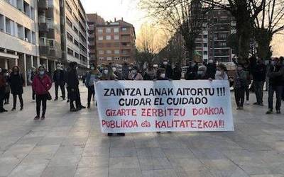 Zaintza lanak aitortu daitezen eskatuz kontzentratu dira Durangon