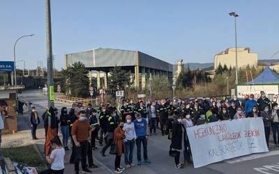 Hezkuntza sektoreko langileek ere elkartasuna adierazi diete Tubacexeko beharginei