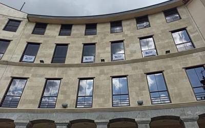 Martxoaren 8ko mobilizazioen harira EAJ-PSEren gobernu taldeak hartutako erabakiaren aurka azaldu dira EH Bildu eta Omnia