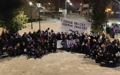 Feminismotik sistema arrakalatzeko deiadarrak hartu ditu Arabako plazak