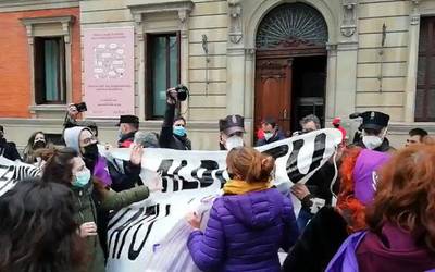 Mugimendu feministako kide bat atxilotu dute Parlamentuan