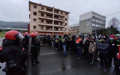 Negoziazioa bukatutzat eman du Tubacexeko Enpresa Batzordeak, zuzendaritza ez dagoelako kaleratzeei uko egiteko prest