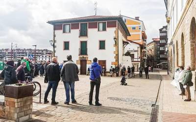 Arratsaldeko manifestazioan parte hartzera animatu dute pentsiodunek