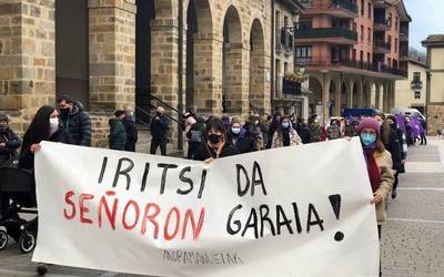 “Iritsi da señoron garaia” lelopean manifestazio jendetsua egin dute