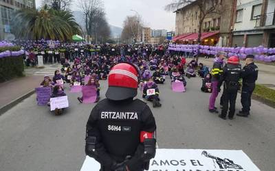 Martxoaren 8ko pikete feministak Tubacexeko jarduera guztiz gelditzea lortu du