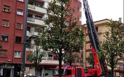 Gela batean harrapatuta geratu den bizilaguna erreskatatu dute suhiltzaileek