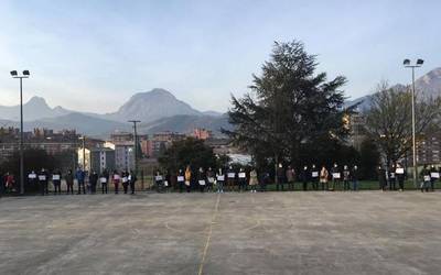 Irakasle baten kontrako mehatxuak salatzeko kontzentrazioa egin dute Juan Orobiogoitia Institutuan