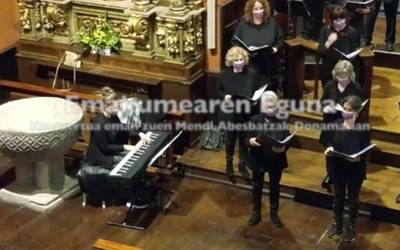 [Bideoa] Mendi Abesbatza Leonard Cohen-en 'Hallelujah' kantari Donamarian