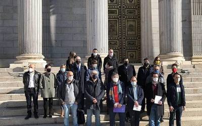 Espainiako Kongresuak ofizialtasunaren aldeko estatutu erreformak bultzatzeko eta laguntzeko eskatu du