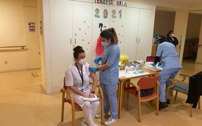 Hamabost egunez AstraZeneca txertorik ez jartzea erabaki du Eusko Jaurlaritzak