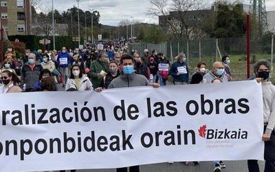 Avanzadako lanak geldiarazteko manifestazioan 700 herritar batu dira