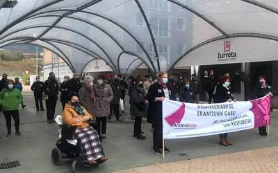 Elkarretaratzea Iurretan, atzo emakume baten kontra egindako erasoa salatzeko