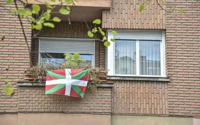 Aberri Eguna plazetan, kantuz eta elkarrekin ospatzeko deia zabaldu dute