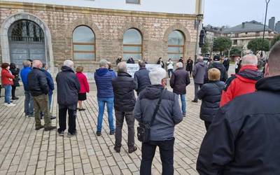 Erresidentzietako langileen borroka ere gogoan izan dute eguerdiko elkarretaratzean