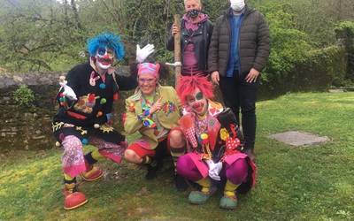 "Dolurako gunea" bisitatu dute pailazoek, Errekalde parkeko intxaurrondoan