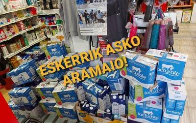 450 litro esne batu dituzte errefuxiatuei bidaltzeko