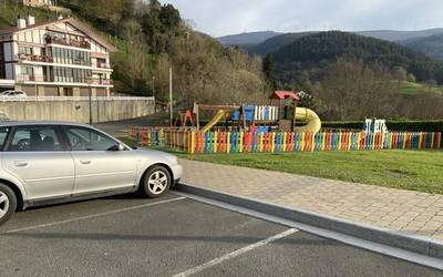 Garaiko Udalak auto elektrikoak kargatzeko gune bat atondu gura du